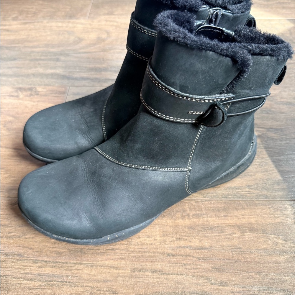 Women's Clark’s Black Faux-Fur Lined Ankle Boots